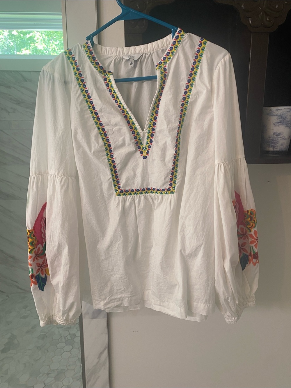 crown & ivy White Boho Peasant Top with Colorful Embroidery